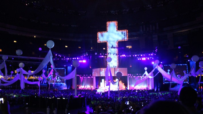 crosssuperdomewhiteballons